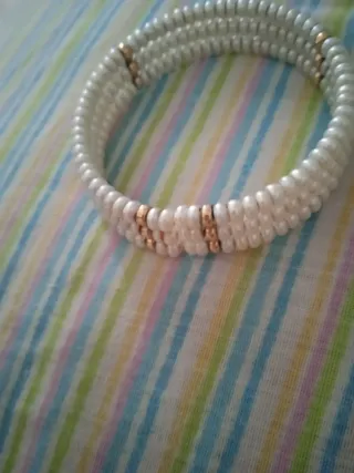 Pulsera perlitas y detalles dorados