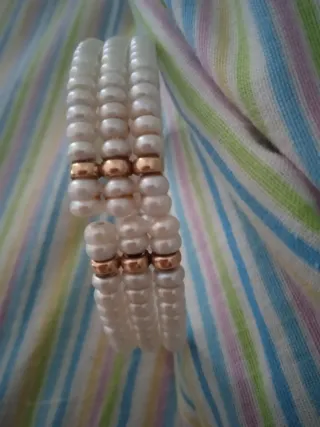Pulsera perlitas y detalles dorados