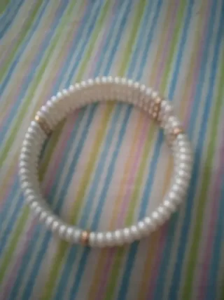 Pulsera perlitas y detalles dorados