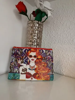 Monedero con diseño de mujer y flores