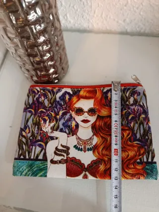 Monedero con diseño de mujer y flores