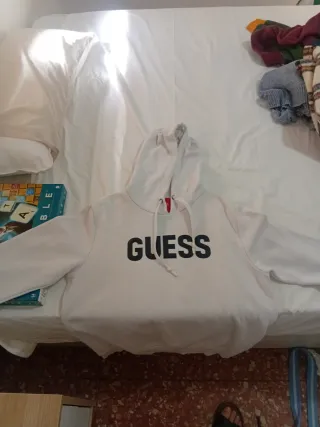 Sudadera Guess Blanca y sudadera urban roja