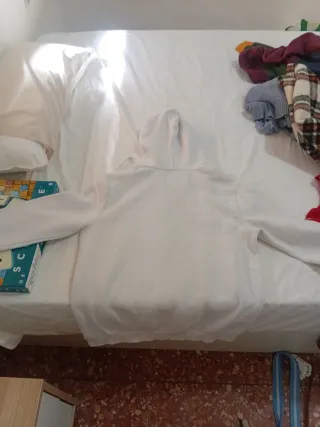 Sudadera Guess Blanca y sudadera urban roja