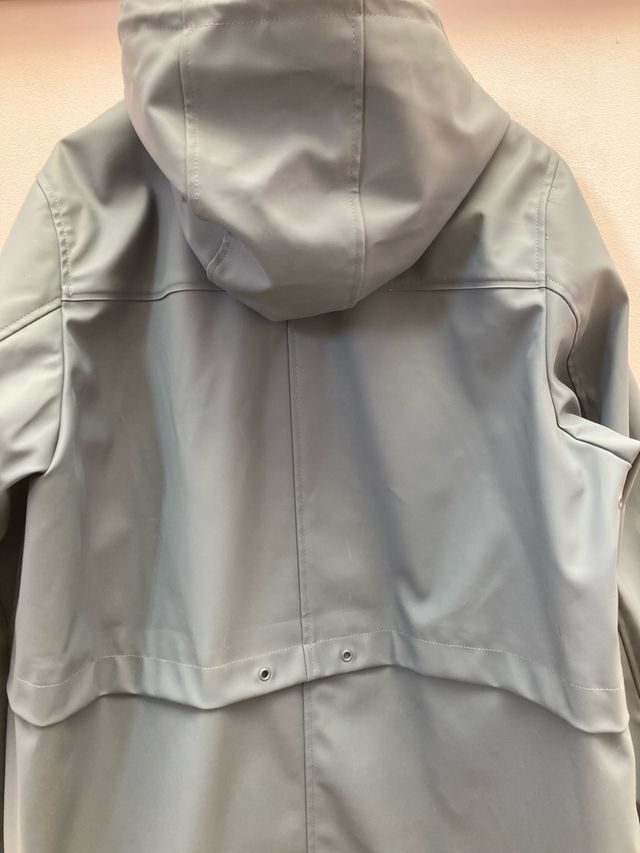 Chaqueta impermeable con capucha