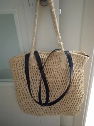 Bolso de paja tejido con asas de cuero