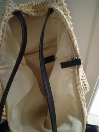 Bolso de paja tejido con asas de cuero