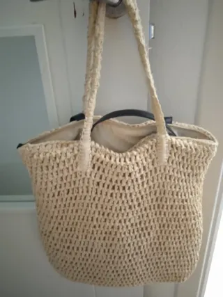 Bolso de paja tejido con asas de cuero