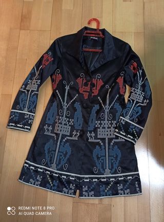 Gabardina negra bordada