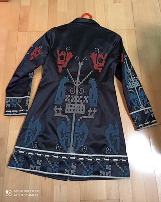 Gabardina negra bordada