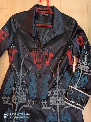 Gabardina negra bordada