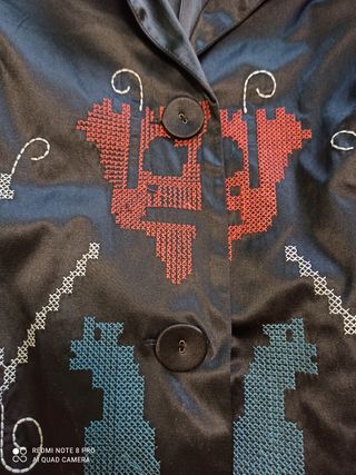 Gabardina negra bordada