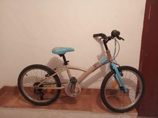 Bicicleta infantil Btwin color beige y azul
