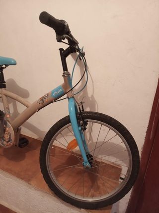 Bicicleta infantil Btwin color beige y azul