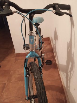 Bicicleta infantil Btwin color beige y azul
