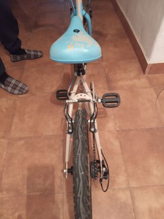 Bicicleta infantil Btwin color beige y azul
