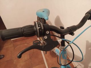 Bicicleta infantil Btwin color beige y azul