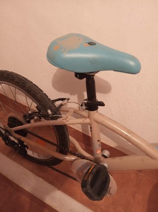 Bicicleta infantil Btwin color beige y azul