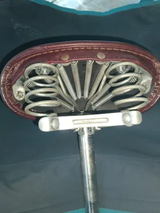 Antiguo sillín de bicicleta con muelles