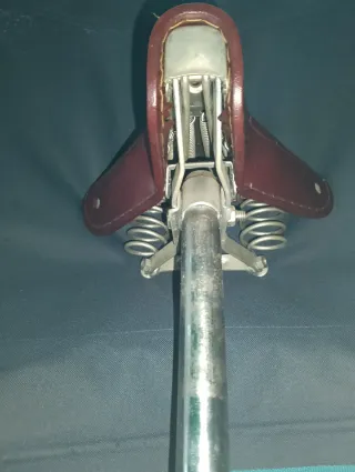Antiguo sillín de bicicleta con muelles