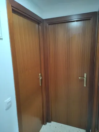 Puertas interiores madera marrón