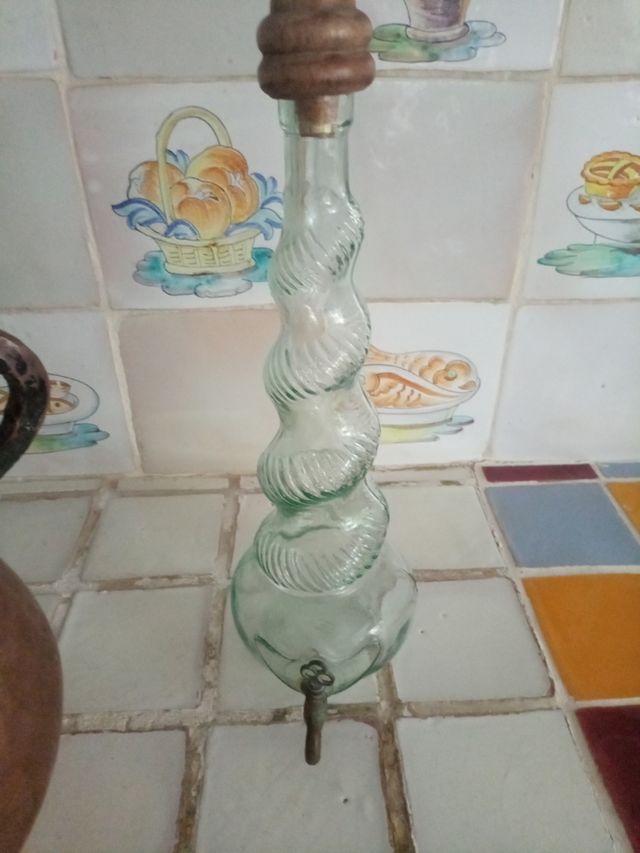 Bottiglia antica in vetro con rubinetto