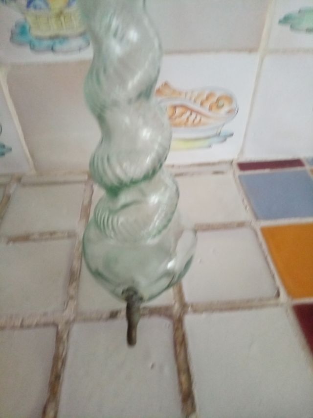 Bottiglia antica in vetro con rubinetto