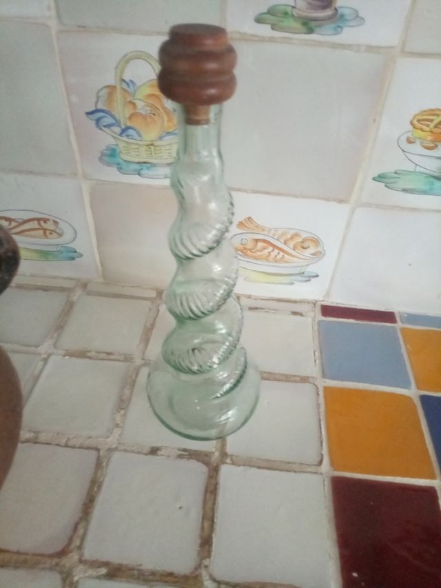 Bottiglia antica in vetro con rubinetto