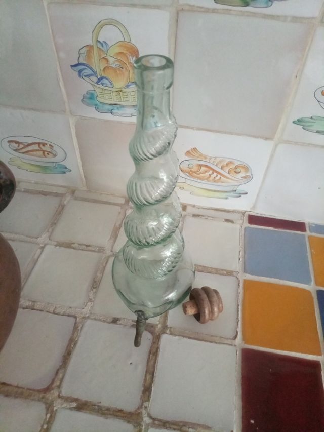 Bottiglia antica in vetro con rubinetto