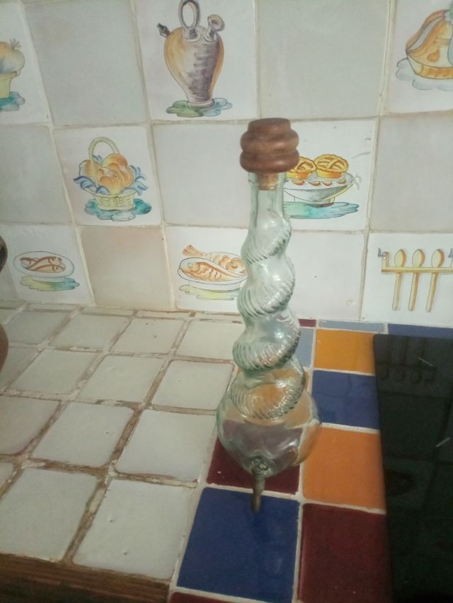 Bottiglia antica in vetro con rubinetto
