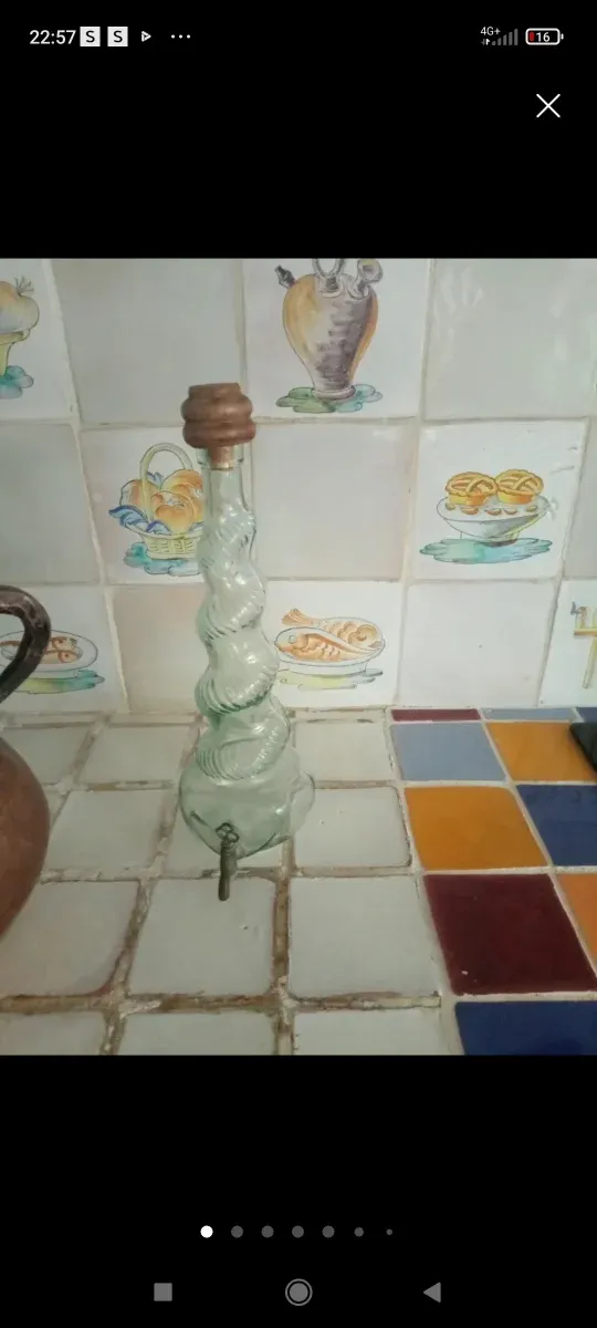 Bottiglia antica in vetro con rubinetto