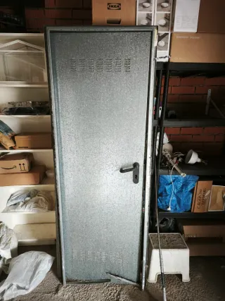 Puerta metálica trastero