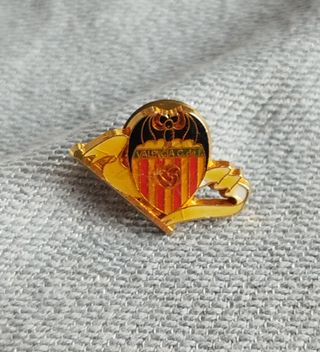 Pin antiguo con el escudo del Valencia C.F.