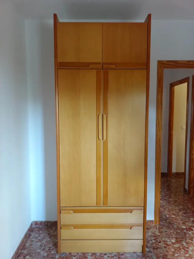 Armario de madera color beige y marrón