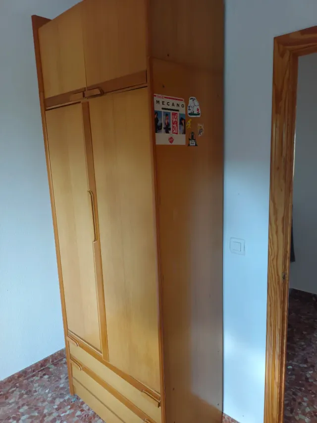 Armario de madera color beige y marrón