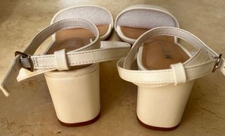 Sandalias tacón medio-bajo MARYPAZ blancas