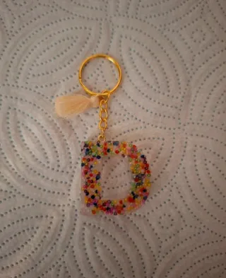 Portachiavi lettera D con perline colorate