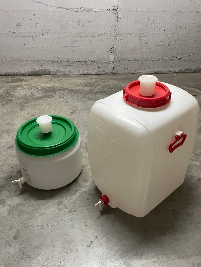 Depósito de agua con grifo