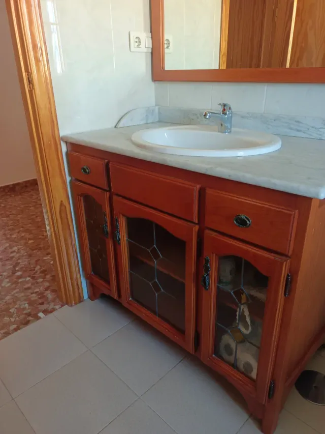 Mueble de baño madera con lavabo y espejo
