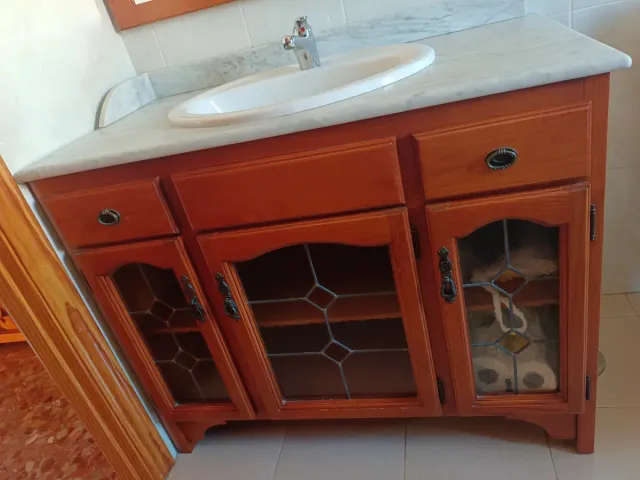 Mueble de baño madera con lavabo y espejo
