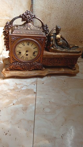Reloj de sobremesa antiguo con figura