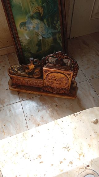 Reloj de sobremesa antiguo con figura