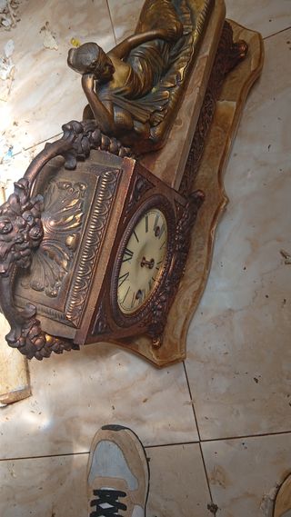 Reloj de sobremesa antiguo con figura