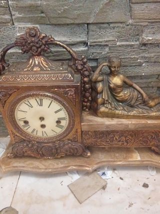 Reloj de sobremesa antiguo con figura