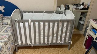 Cuna bebé gris y blanca