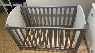 Cuna bebé gris y blanca