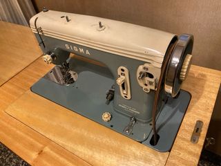 Máquina de coser SIGMA antigua