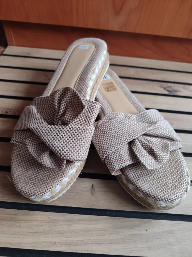Sandalias beige/marrón talla 39