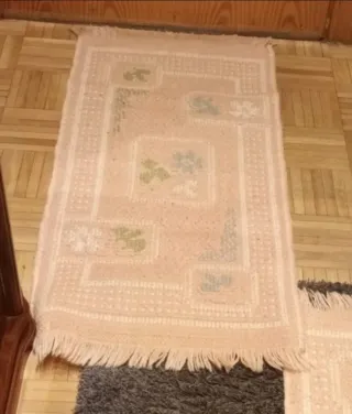 Dos alfombras rosa claro