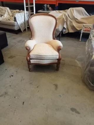 Sillón tapizado beige y madera