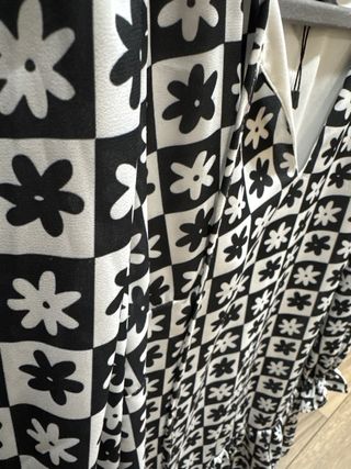 Vestido estampado floral blanco y negro